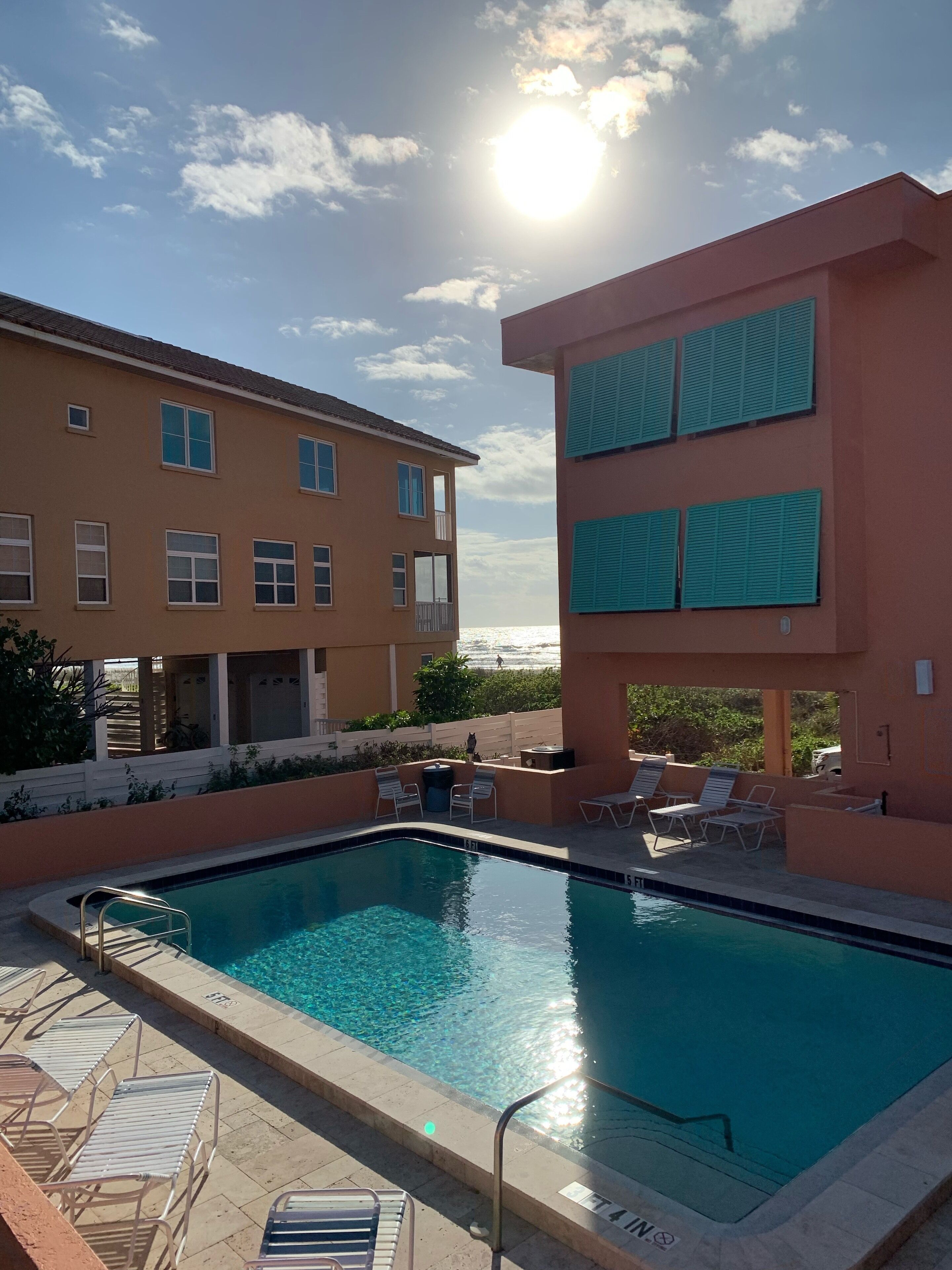 Een buitenzwembad en een verwarmd zwembad