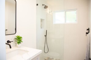 Combined shower/tub, hair dryer, towels