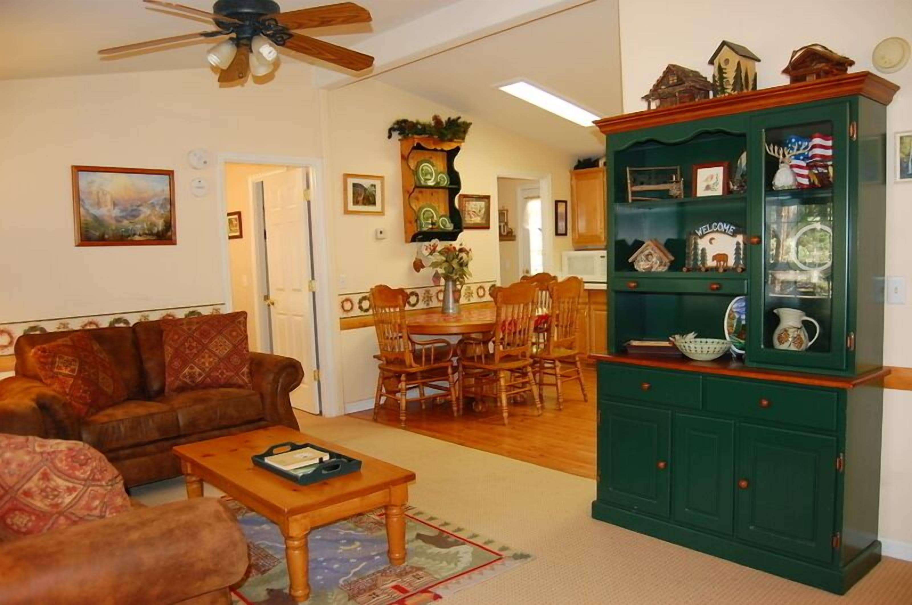 Een smart-tv, een open haard en boeken