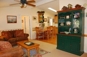 TV connectée, cheminée, livres