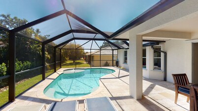 Three block walk to beach, private pool, designer home