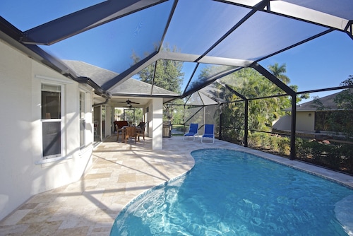 Three block walk to beach, private pool, designer home