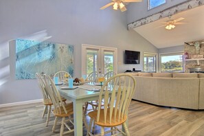 Dining - 'Beautiful Gated Lakehouse' dogs love the yard! (Horseshoe Bay)