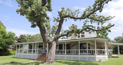 The White Cottage on Lake LBJ - Gated Waterfront Escape