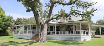 The White Cottage on Lake LBJ - Gated Waterfront Escape