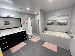 Ensemble douche/baignoire, sèche-cheveux, serviettes fournies, savon