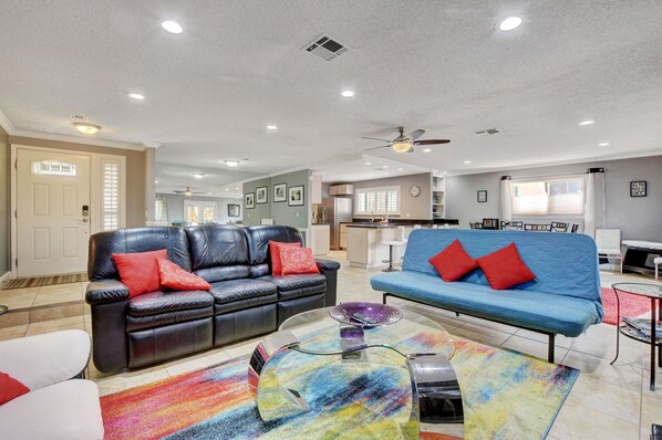 Smart TV, fireplace