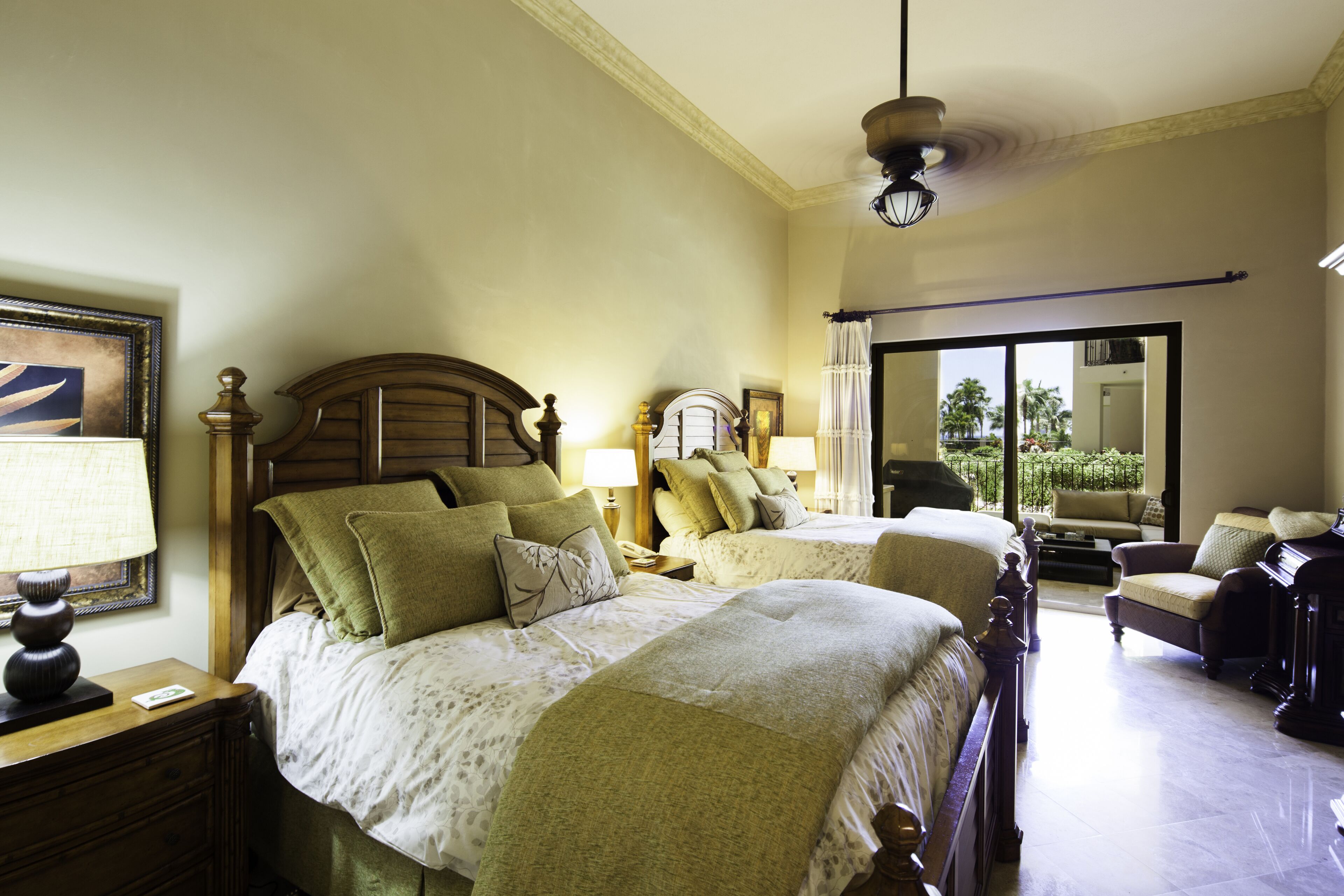 2 habitaciones, caja de seguridad en la habitación y escritorio 