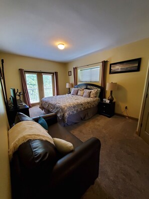 3 bedrooms, iron/ironing board, travel crib, free WiFi