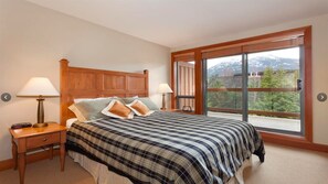 4 bedrooms, desk, iron/ironing board, free WiFi