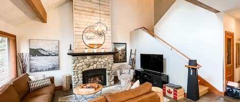 Smart TV, caminetto, videogiochi, lettore DVD