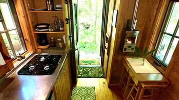 Kühlschrank, Herdplatte, Wasserkocher mit Kaffee-/Teezubehör, Toaster