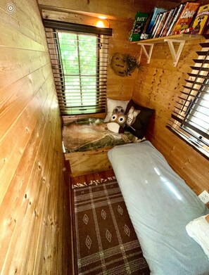 1 habitación, tabla de planchar con plancha y ropa de cama 