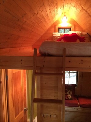 Desk, iron/ironing board, WiFi, bed sheets - Tiny Owl cabin- Tranquil Forest Retreat with Hot Tub and Creekside Setting (Newport)