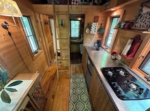 Een koelkast, een kookplaat, een koffiezetapparaat/waterkoker