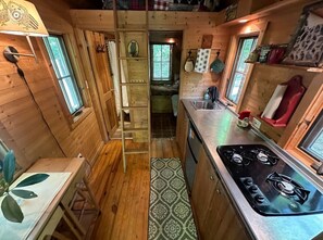 Kühlschrank, Herdplatte, Wasserkocher mit Kaffee-/Teezubehör, Toaster