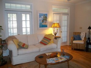 TV, peis, DVD-spiller og stereoanlegg