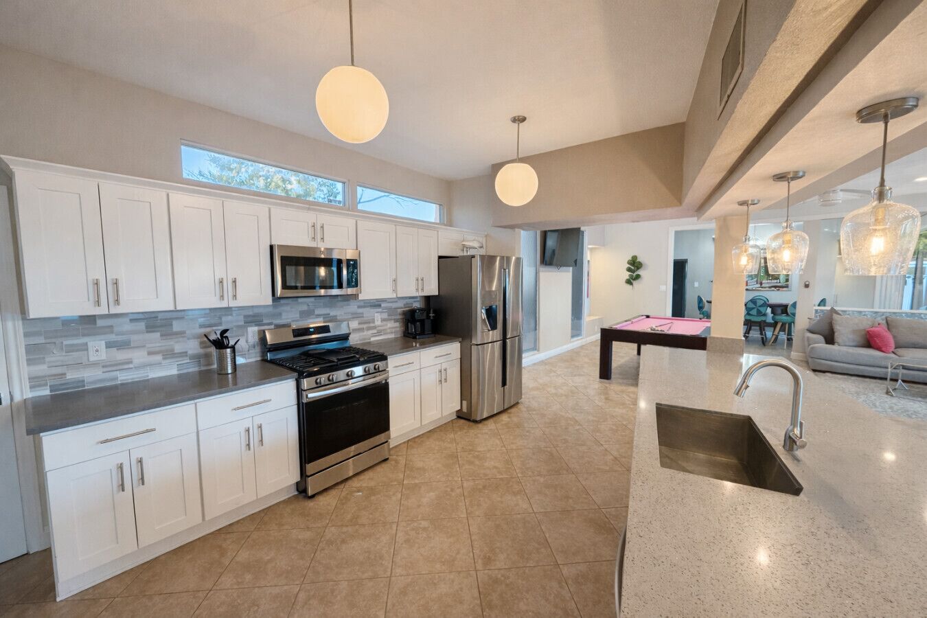 Réfrigérateur, four à micro-ondes, un four, surface de cuisson