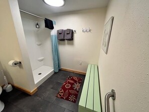 Combined shower/tub, hair dryer, towels, toilet paper - Denali Park View House, 4-Bedroom (Denali National Park and Preserve)