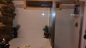 Combined shower/bathtub, jetted bath, hair dryer, towels