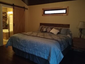 4 عدّة غرف نوم ومكواة/لوح كي وواي فاي وملاءات أسرّة