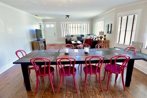 Dining - Close to Disney.  9 dollar Uber Ride. Walk to Packing House. CA historic home (Anaheim)