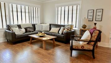 Una Smart TV, una mesa de tenis de mesa, libros, una videoteca