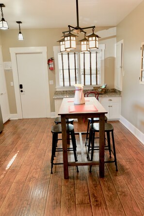 Dining - Close to Disney.  9 dollar Uber Ride. Walk to Packing House. CA historic home (Anaheim)