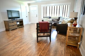 Smart TV, tenis de mesa, libros y videoteca