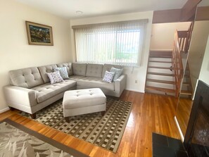 Smart-TV, Kamin, DVD-Player, Bücher