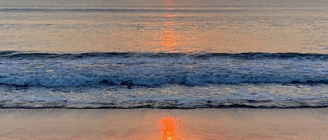 Perto da praia, espreguiçadeiras 