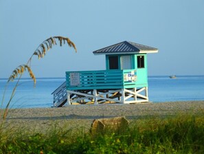 Perto da praia, espreguiçadeiras, toalhas de praia 