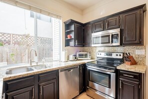 冷蔵庫、電子レンジ、オーブン、コンロ