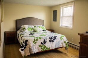 3 bedrooms, WiFi, bed sheets - Strip Location | Pet Friendly | A/C | Wi-Fi & Cable | Fire Pit | Wine Country (Geneva)