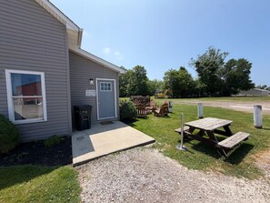 Outdoor dining - Strip Location | Pet Friendly | Fire Pit (Geneva)