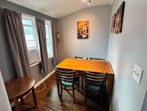 Dining - Strip Location | Pet Friendly | A/C | Wi-Fi & Cable | Fire Pit | Wine Country (Geneva)