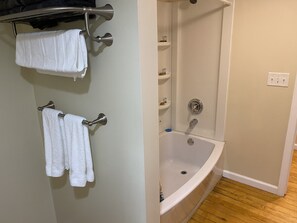 Duschwanne, Handtücher, Seife, Toilettenpapier