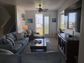 Flat-screen TV, stereo