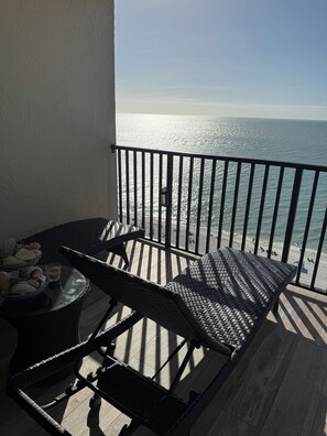 Property grounds - Beachfront 2BR, 2BA on Gulf of America 15th-Floor Direct  Pool & Hot Tub Access (Marco Island)