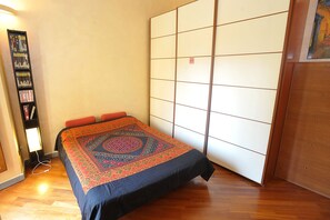 1 Schlafzimmer, Schreibtisch, schallisolierte Zimmer