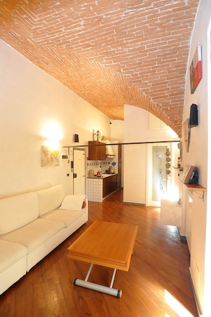 Fernseher, DVD-Player, Bücher, Musikbibliothek