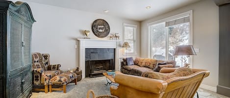 Smart TV, chimenea, reproductor de DVD, libros