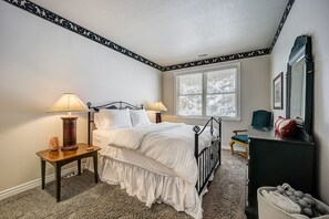 3 chambres, fer et planche à repasser, Wi-Fi, draps fournis