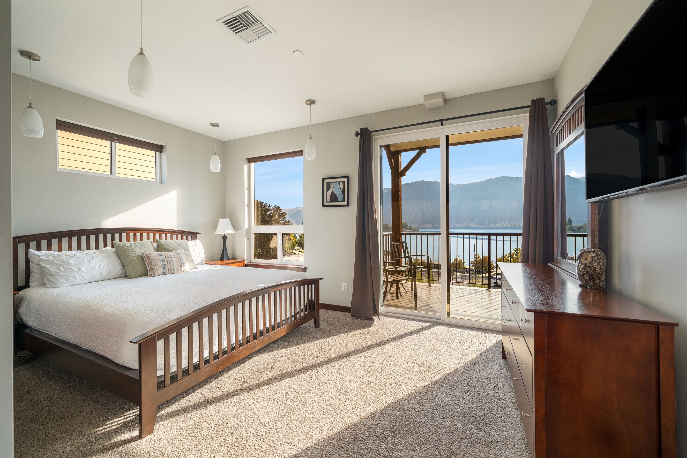 3 chambres, fer et planche à repasser, lit de bébé portatif