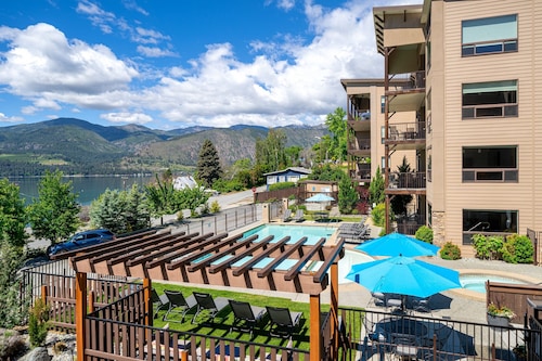 Ylellisyys Chelanjärven uima-altaalla, poreallas, uskomattomat näkymät maanpinnalla