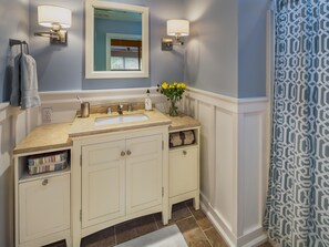 Tina con regadera, secadora de cabello, toallas, jabón 