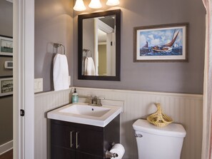 Ensemble douche/baignoire, sèche-cheveux, serviettes fournies, savon