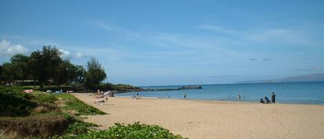 Playa en los alrededores, camastros y toallas de playa