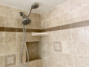 Douche, sèche-cheveux, serviettes fournies, savon