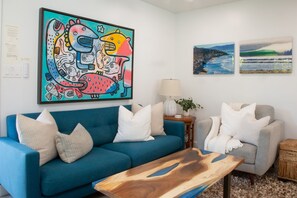 Smart TV, books - Family Friendly Seahorse Cottage, a short walk to the beach! (Del Mar)